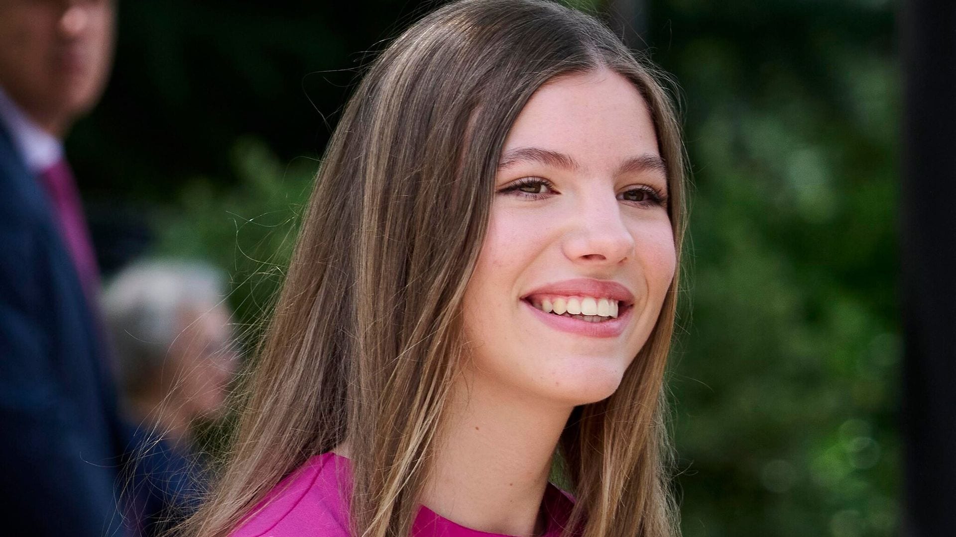 La infanta Sofía acapara las miradas con su más reciente look: un espectacular mono fucsia