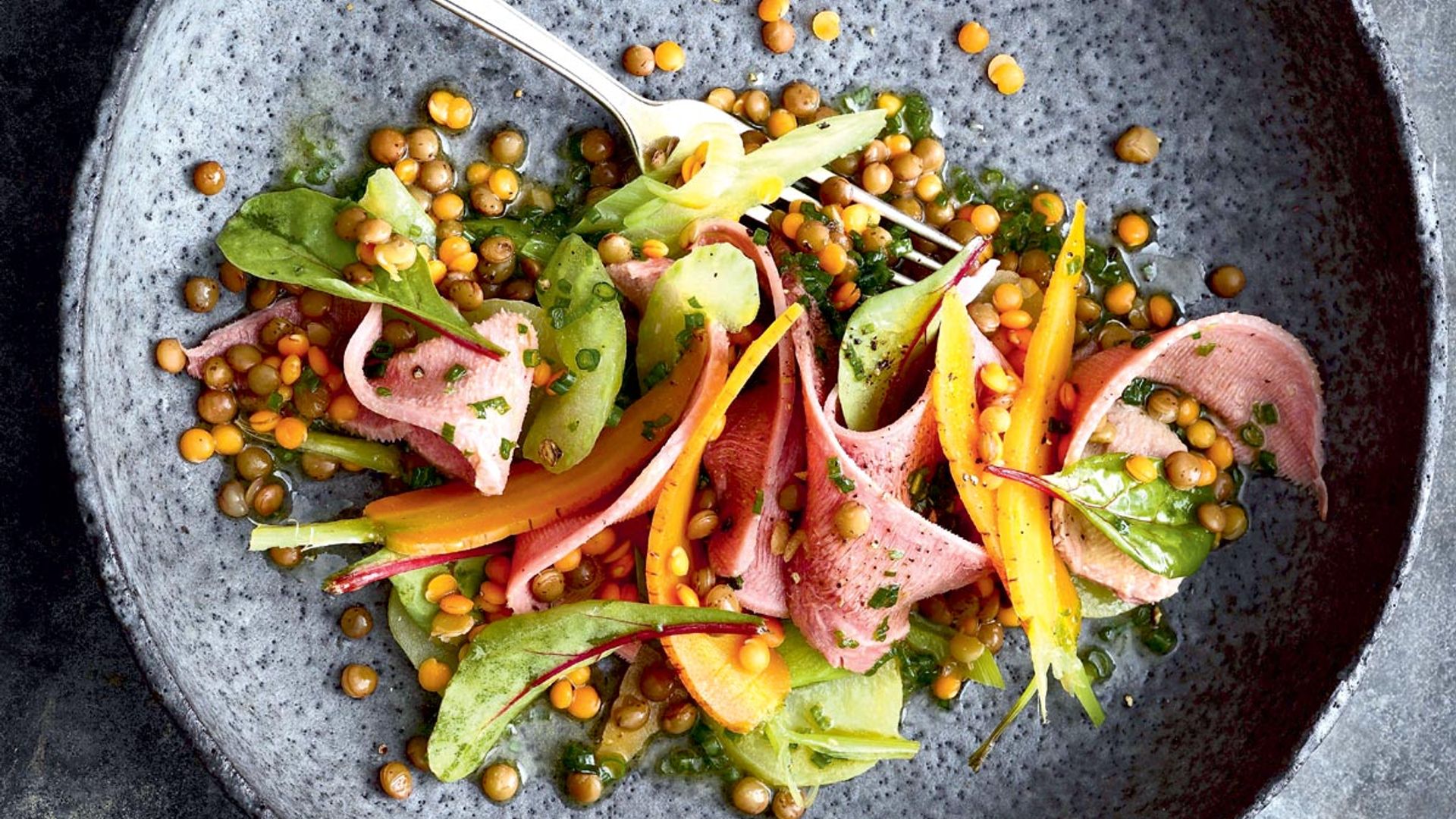 Ensalada de lentejas, verduras y fiambre