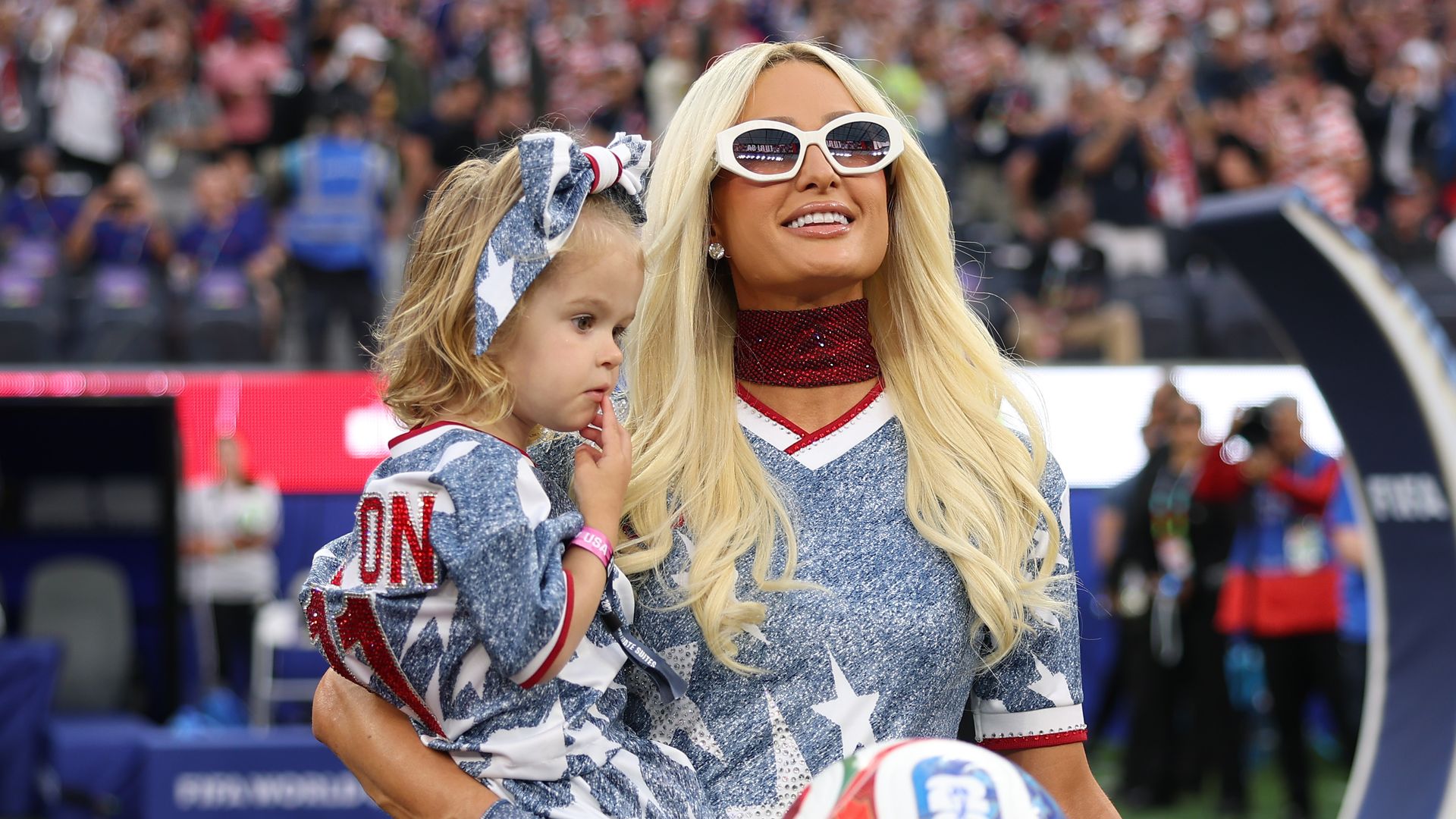 Acompañada de sus hijos, Paris Hilton presentó el balón previo a juego entre Estados Unidos y Turquía en el marco del Mundial 2026.