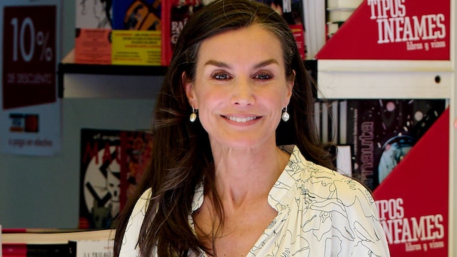 Reina Letizia en la Feria del Libro de Madrid 2025 con pendientes de perlas y vestido blanco de flores