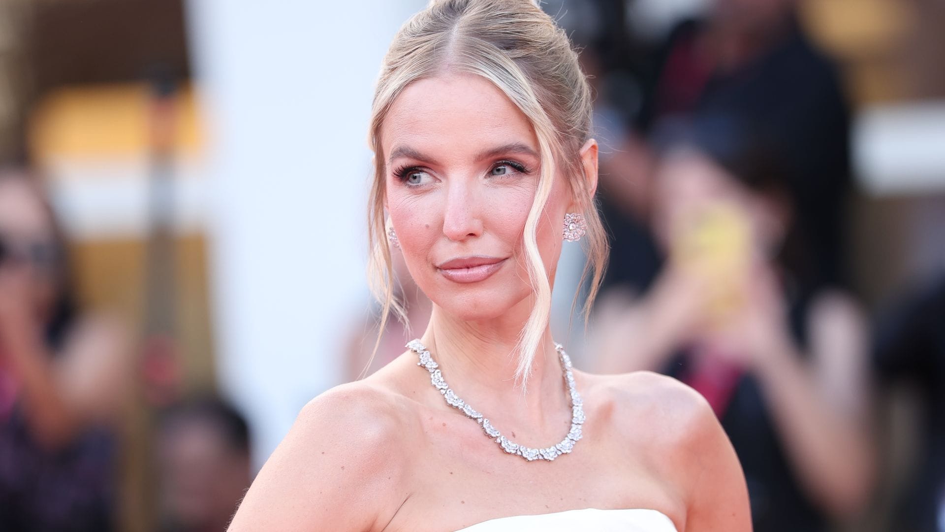 Leonie Hanne en el Festival de Venecia con collar de diamantes