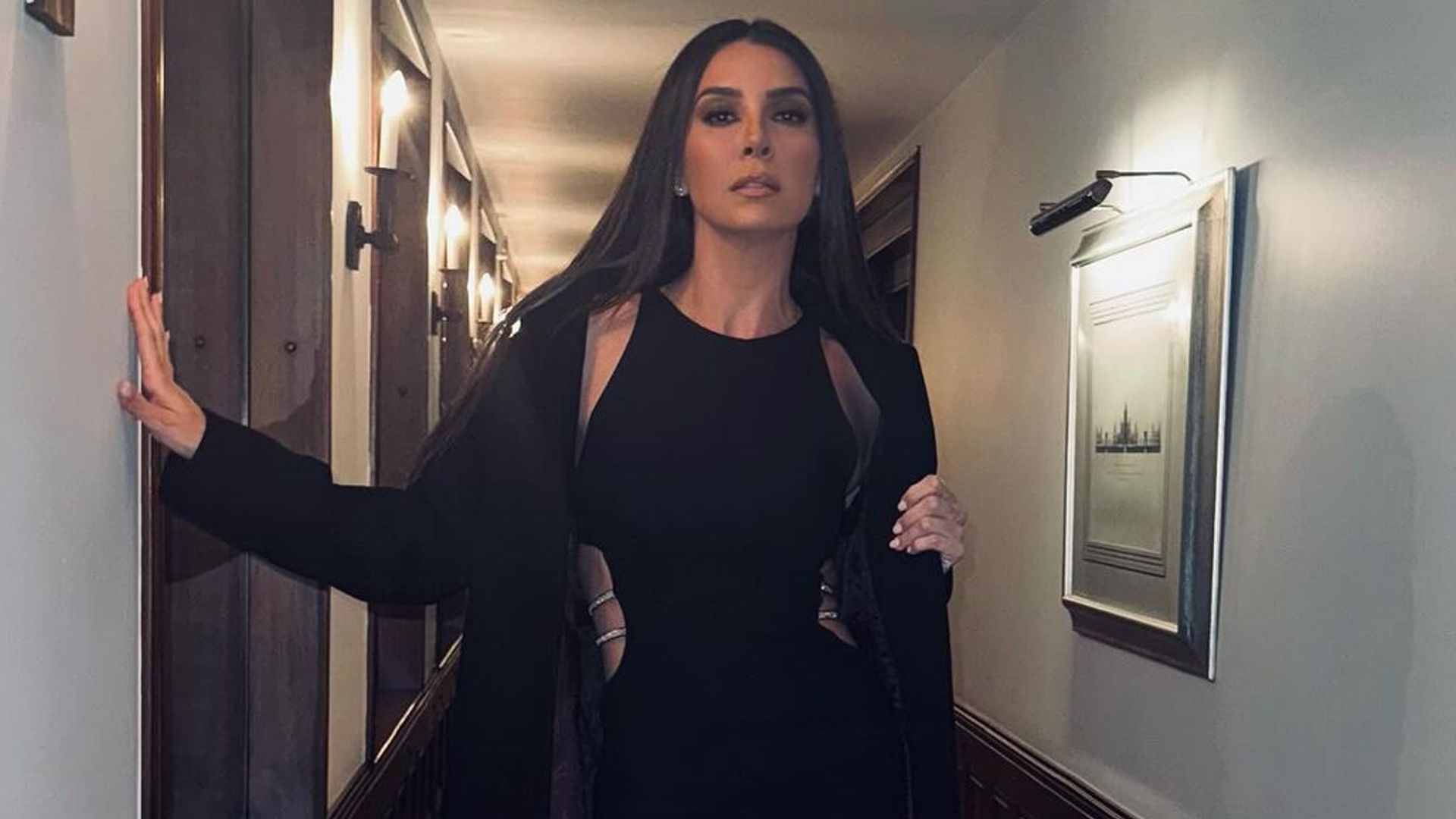 Ajena a la reciente entrevista de William Levy, Elizabeth Gutiérrez reaparece guapísima | ¡HOLA!