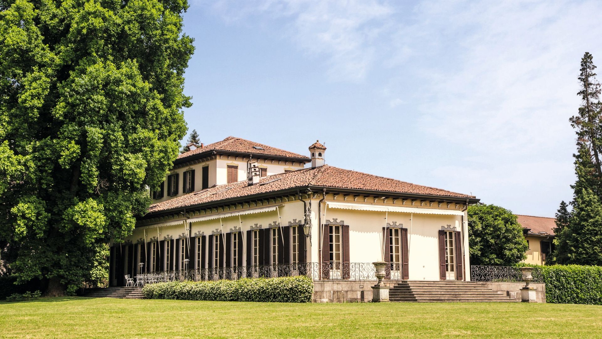 Dos imágenes de la fachada de esta villa neoclásica lombarda del siglo XVIII
