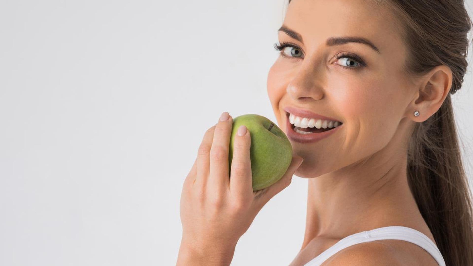9 formas de cuidar tu sonrisa con los alimentos