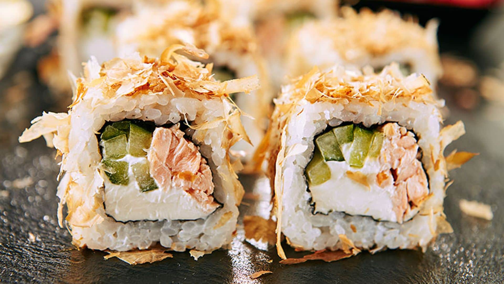 'Uramaki sushi' de salmón con copos de bonito seco