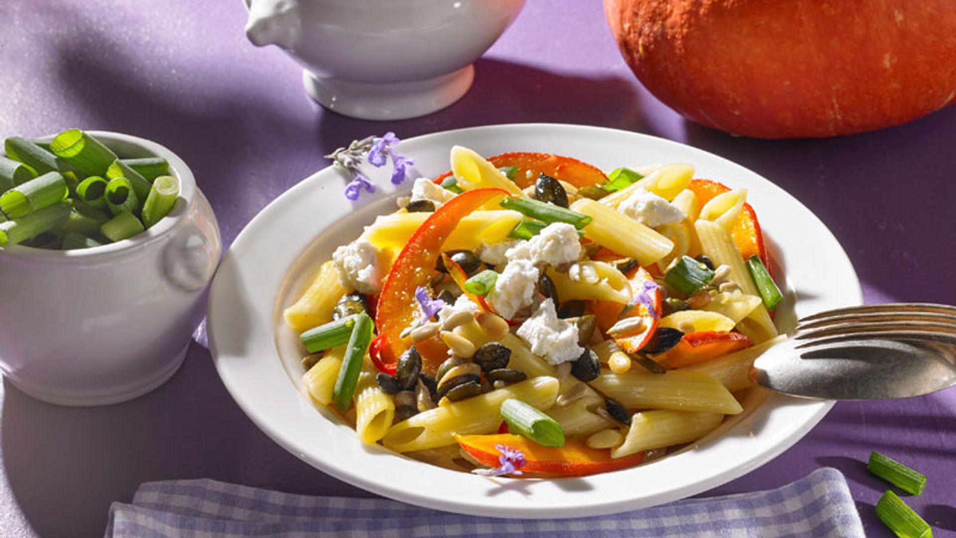 Pasta con calabaza, queso feta y pipas