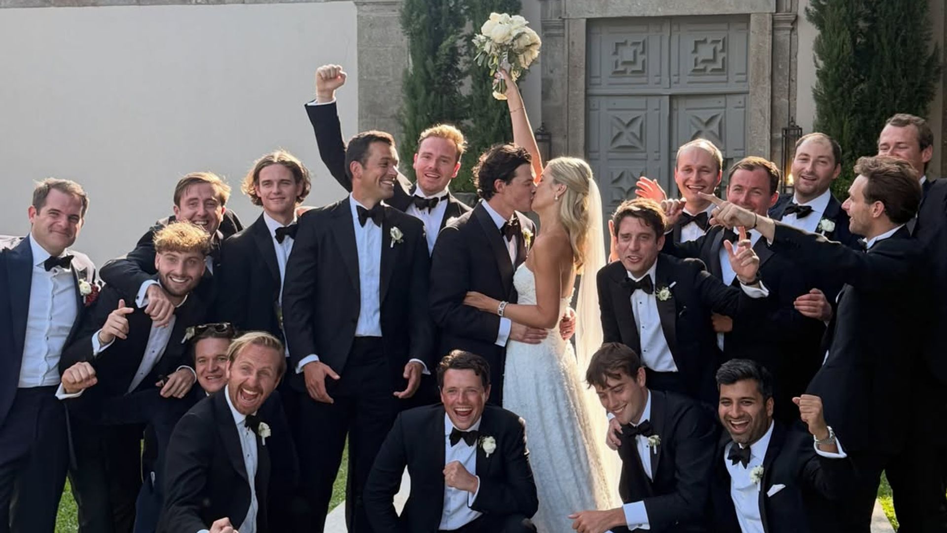 La prima del príncipe Guillermo, Phoebe Knatchbull, deslumbra con un vestido de novia de encaje en su segunda boda en Portugal