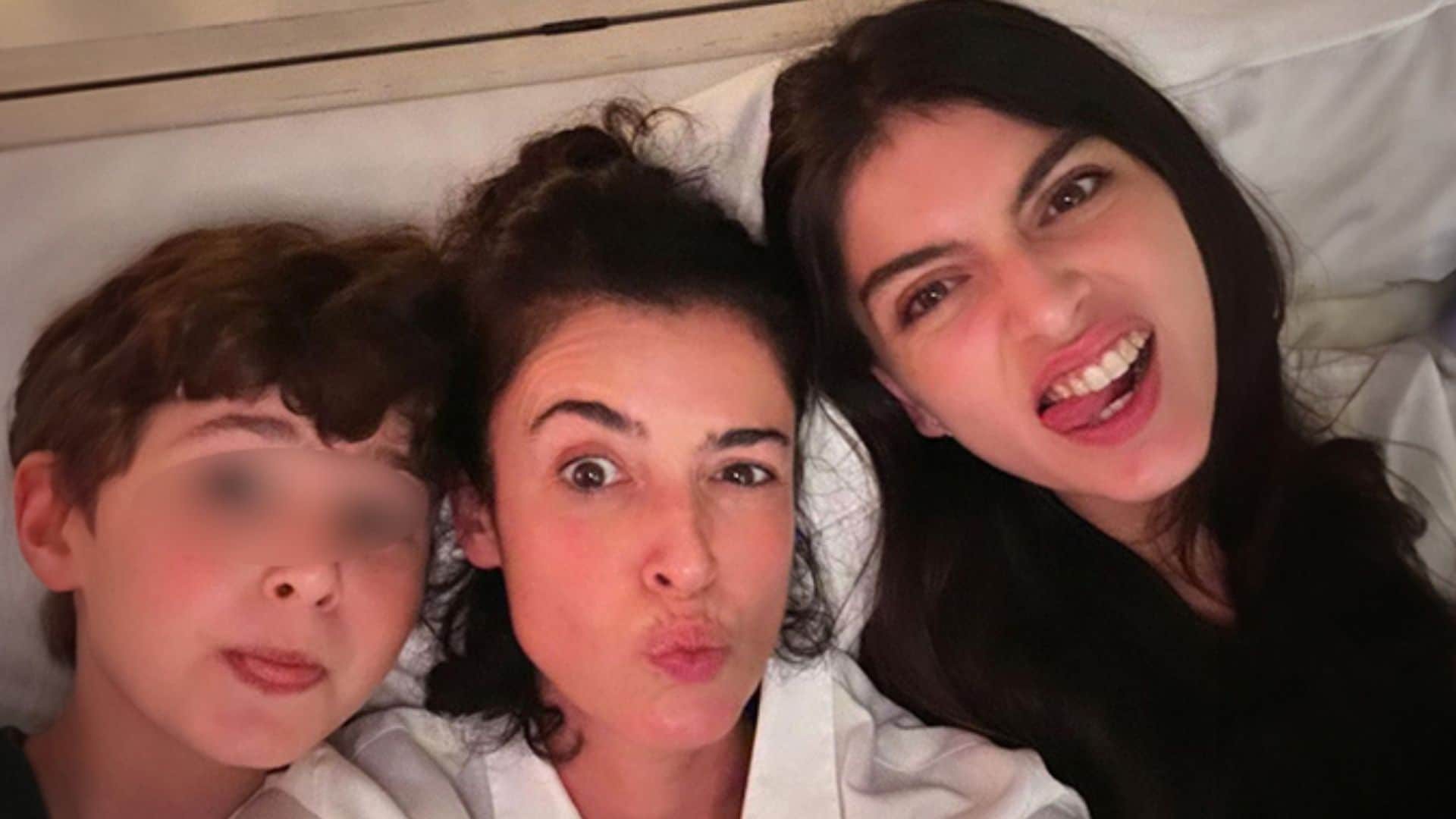 Blanca Romero sopla las velas por 48 su cumpleaños arropada por su hijo y con un emotiva felicitación de Lucía Rivera