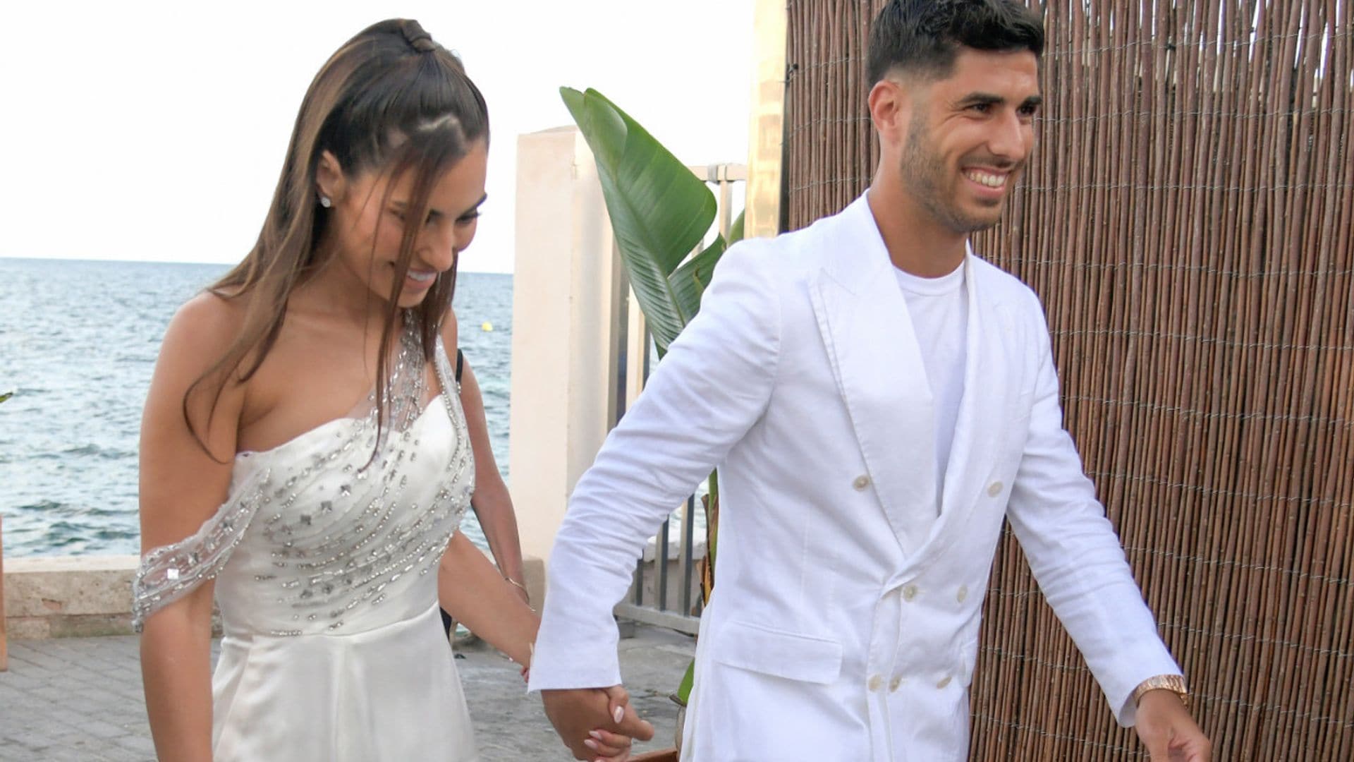 Sandra Garal y Marco Asensio apuestan todo al azul y al blanco en su preboda mallorquina