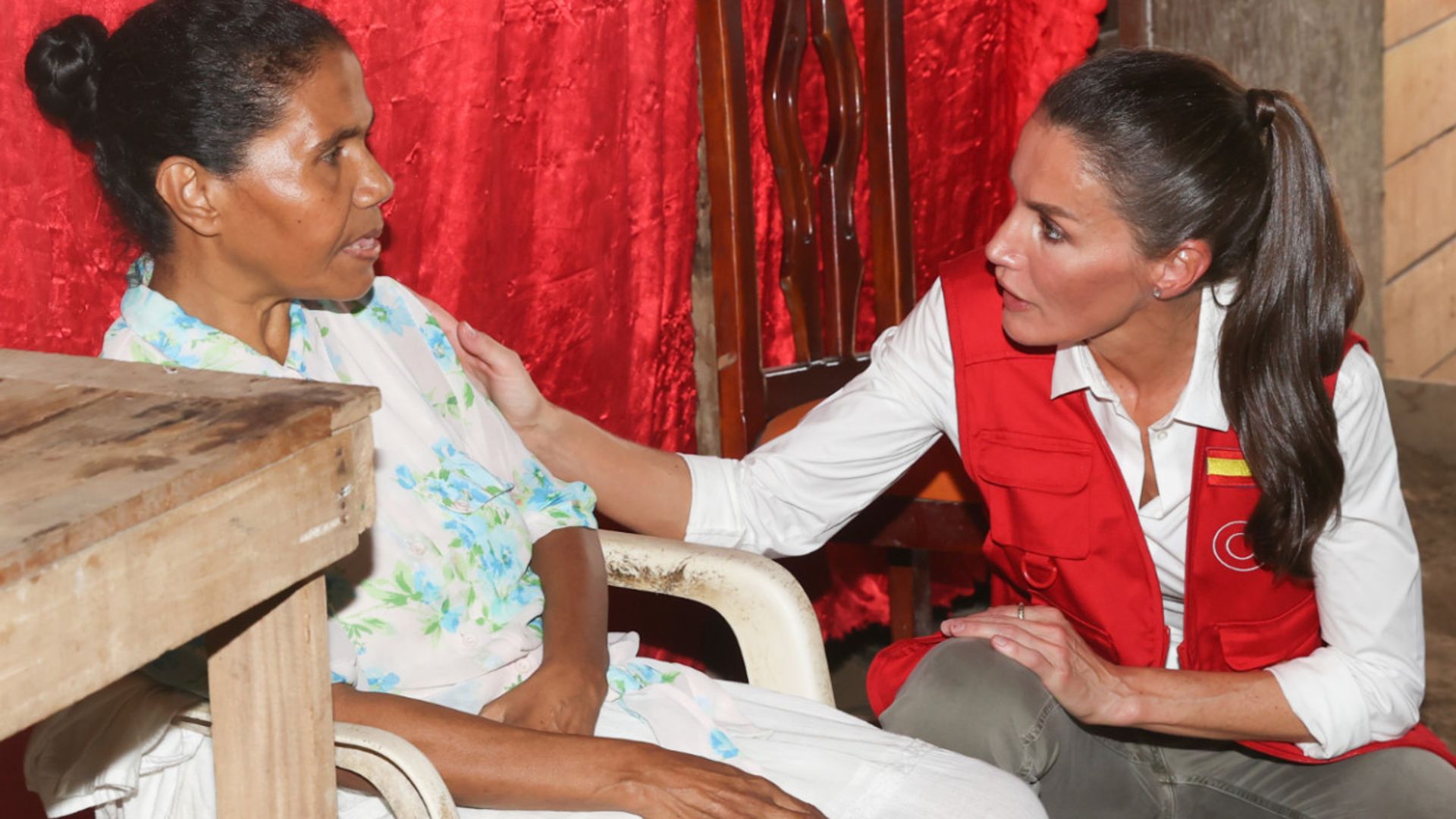 Las preguntas de la Reina a los vecinos de una barriada en Colombia demostrando su marcada vena periodística