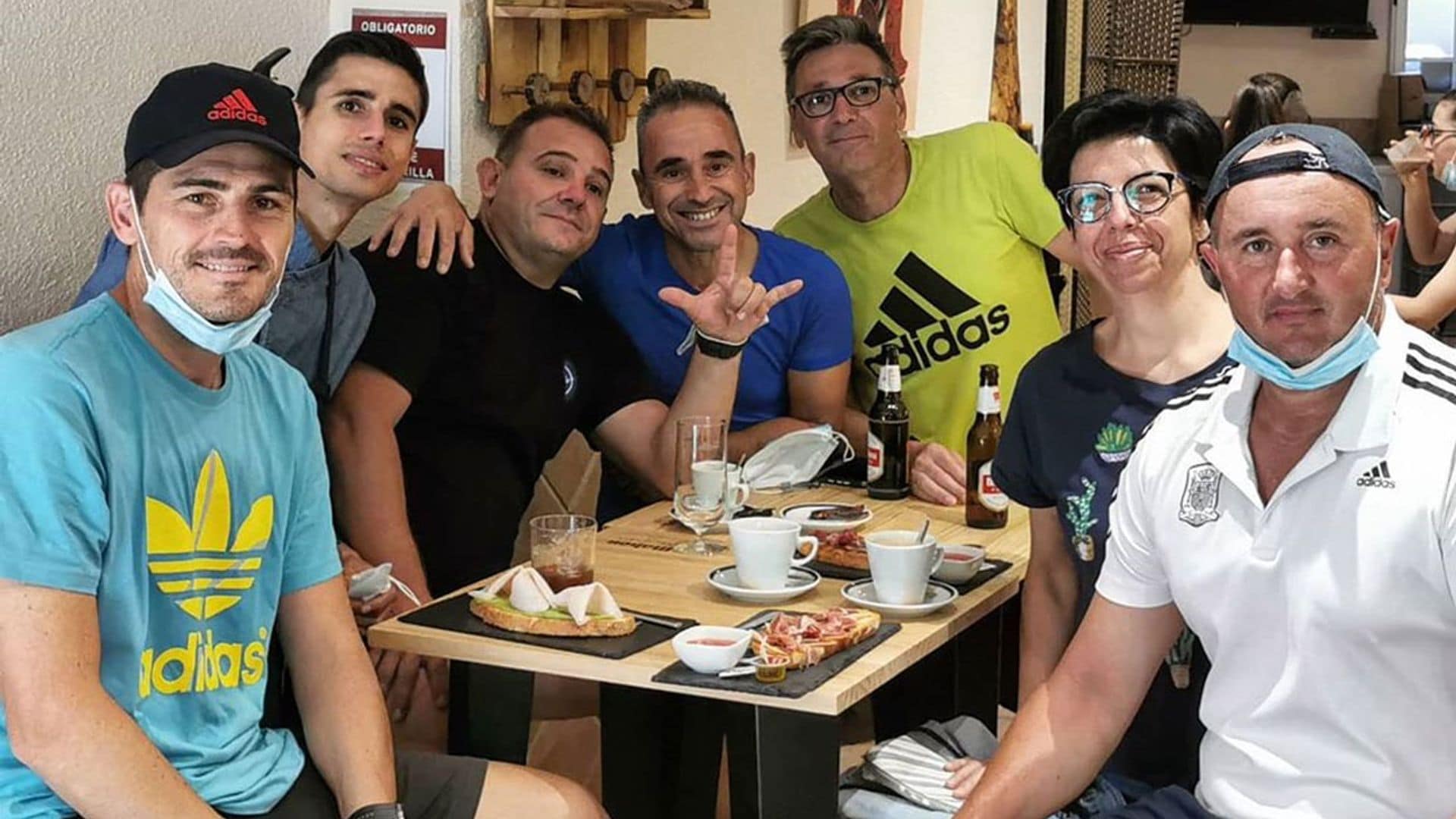 Iker Casillas disfruta del verano en Navalacruz con sus amigos de toda la vida