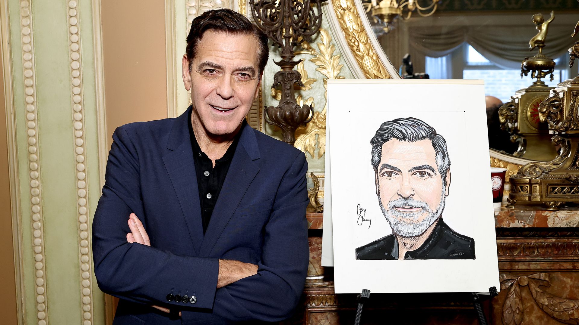 El momentazo de George Clooney bromeando sobre su pelo y con pulla a Brad Pitt incluida