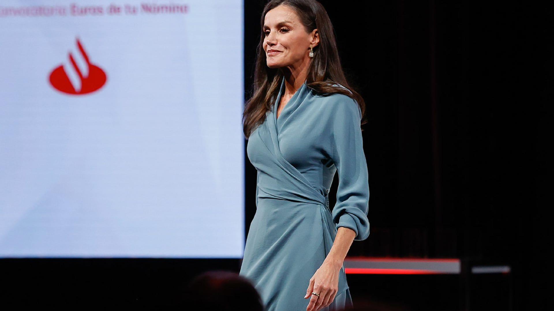 La reina Letizia, la invitada perfecta con su 'vestido homenaje' de color azul y cruzado