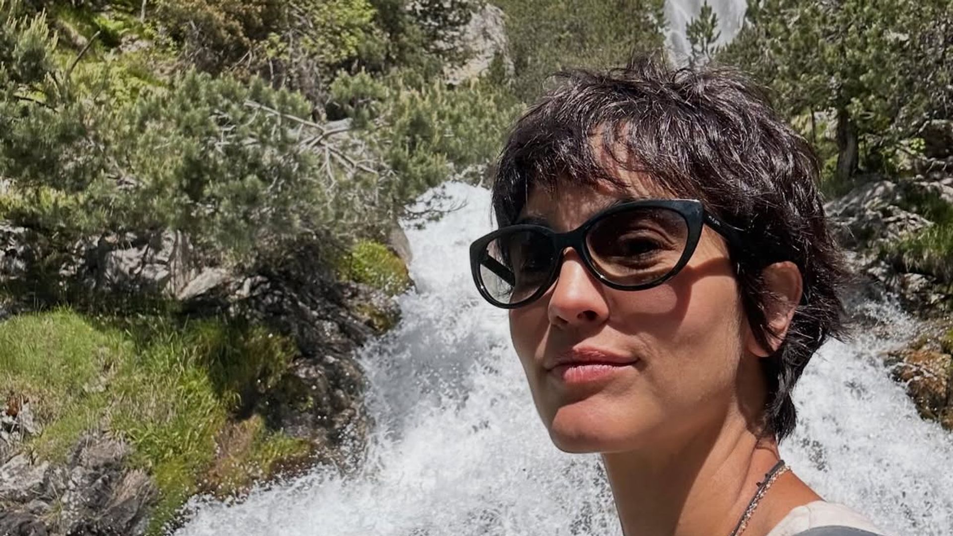 Megan Montaner se escapa al valle de Tena y nos enseña sus descubrimientos: de una cascada poderosa a una ermita con vistas