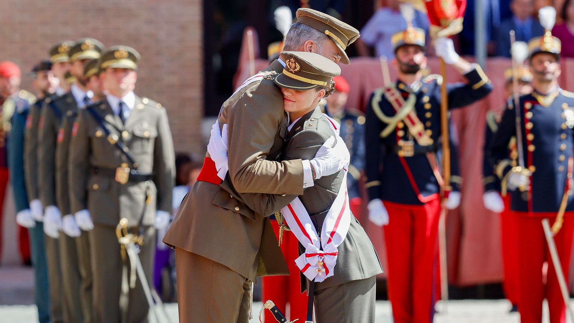 El emocionado abrazo del rey Felipe a la princesa Leonor al nombrarla alférez cadete