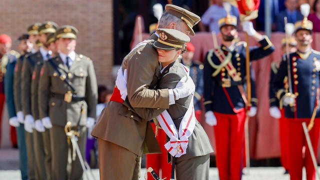 El abrazo entre el rey Felipe y la princesa Leonor