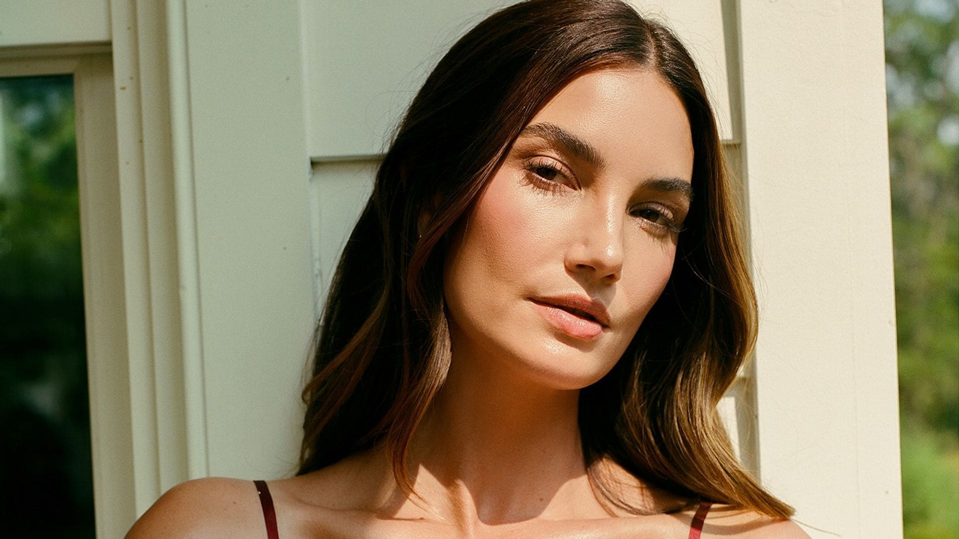 Lily Aldridge con camisón rojo de Eberjey