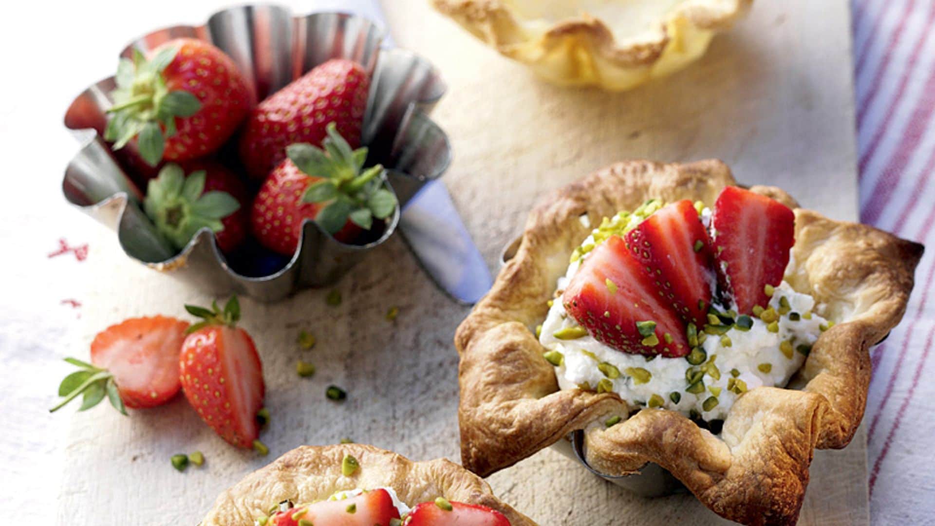 Conchas de fresas y mousse de nata helada