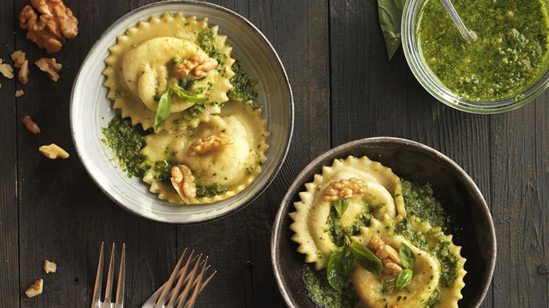 Raviolis de mozzarella, albahaca y nueces