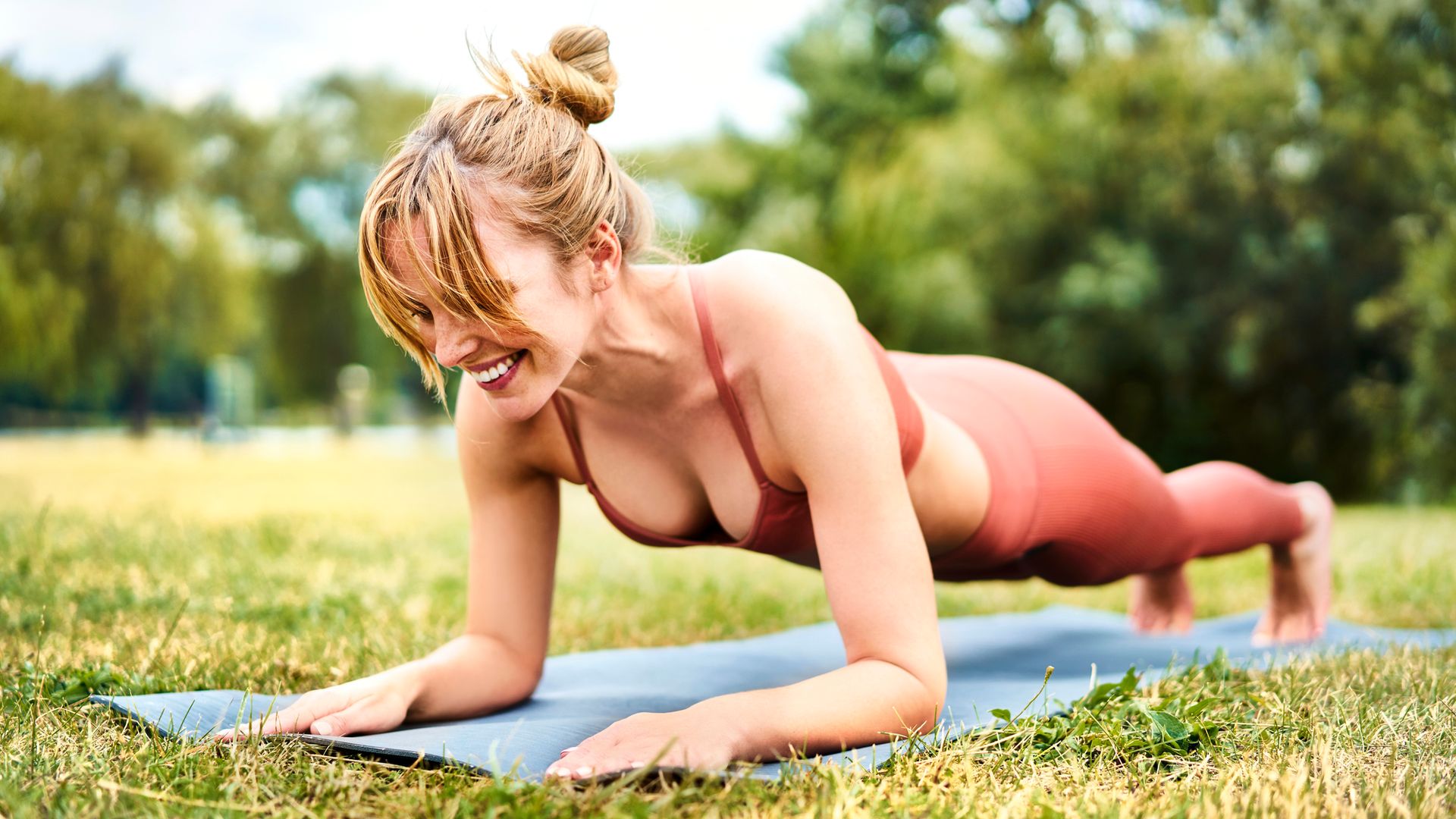 Plancha dinámica, el ejercicio más completo y efectivo para trabajar hombros y abdomen en solo 2 minutos