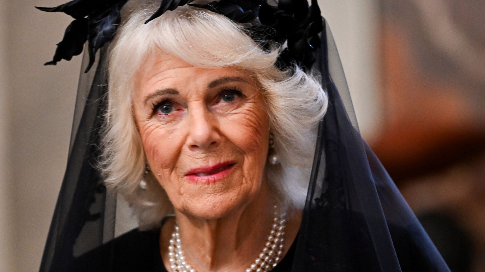 El tocado de la reina Camilla ante el Papa del que todo el mundo habla: corona de hojas negras y velo largo