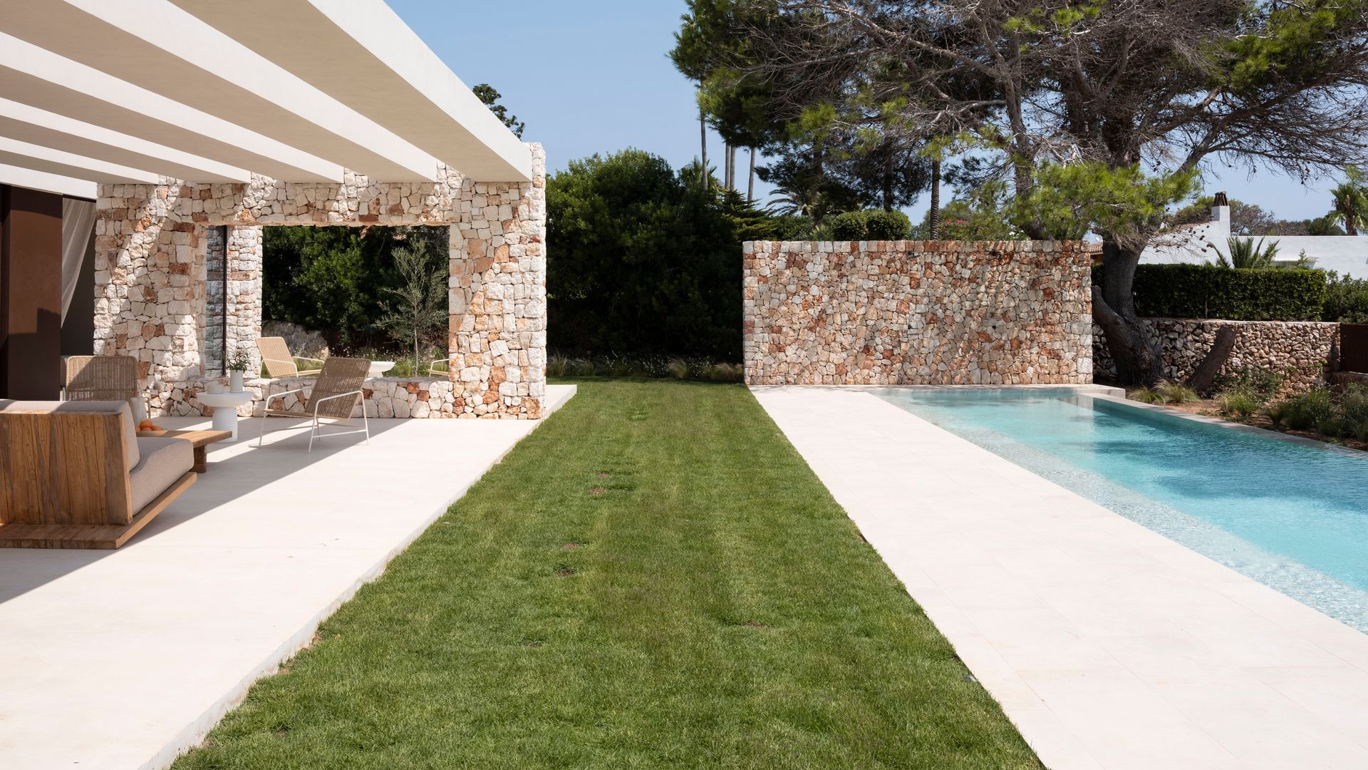 Casa entre pinares con piscina, porche, césped 
