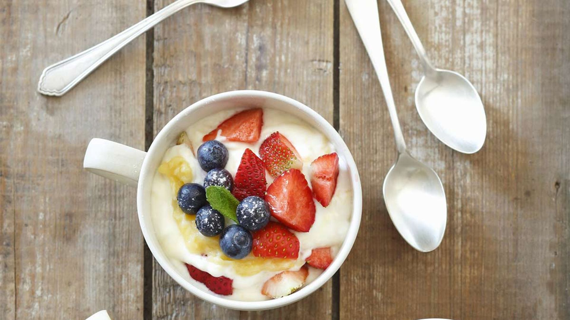 Yogur con 'lemon curd' y frutos del bosque