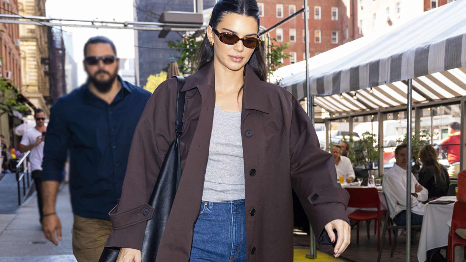 La gabardina marrón chocolate de Kendall Jenner es el 'trench' ideal para veinteañeras