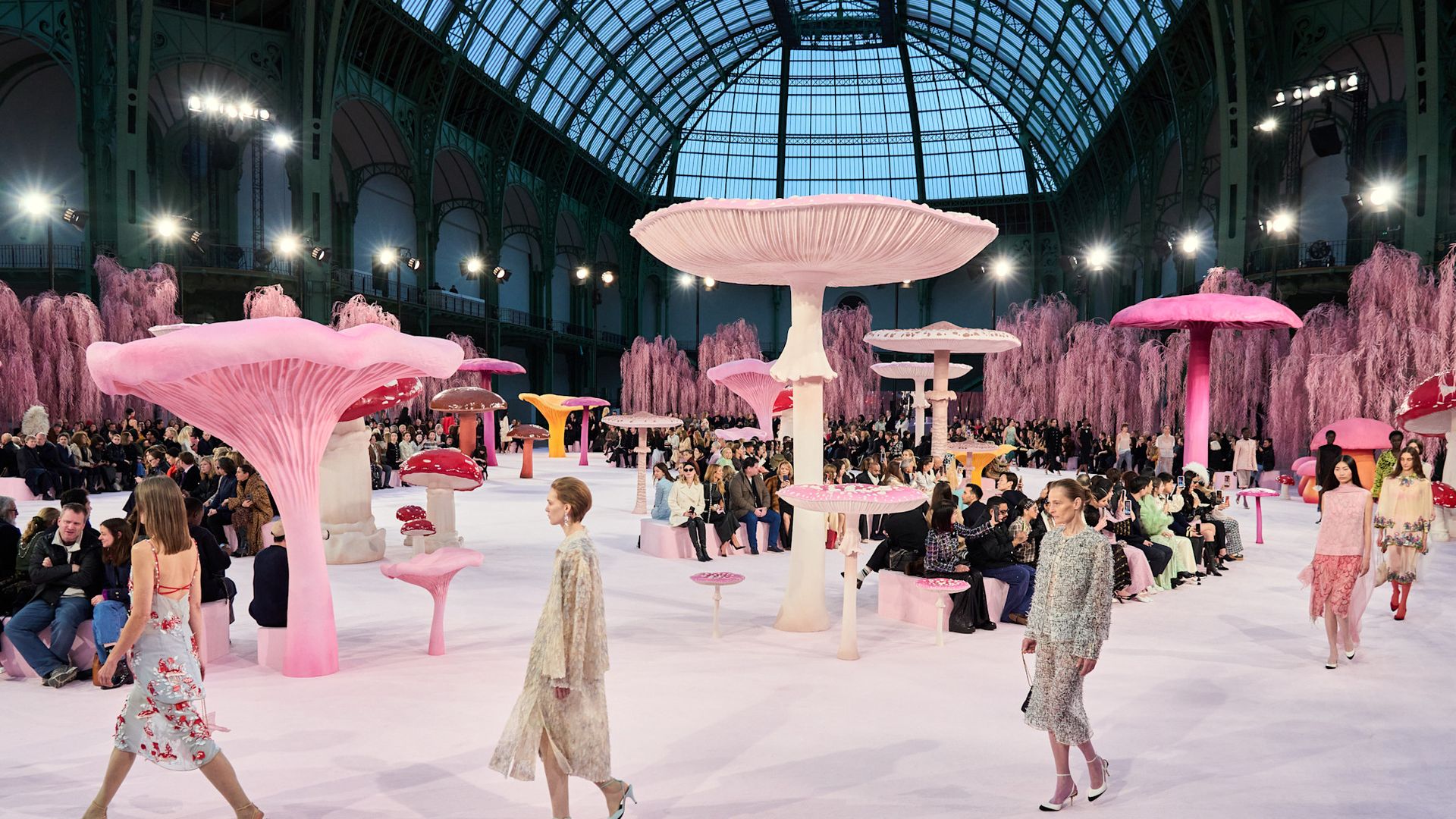 Detalles de la escenografía de Chanel.