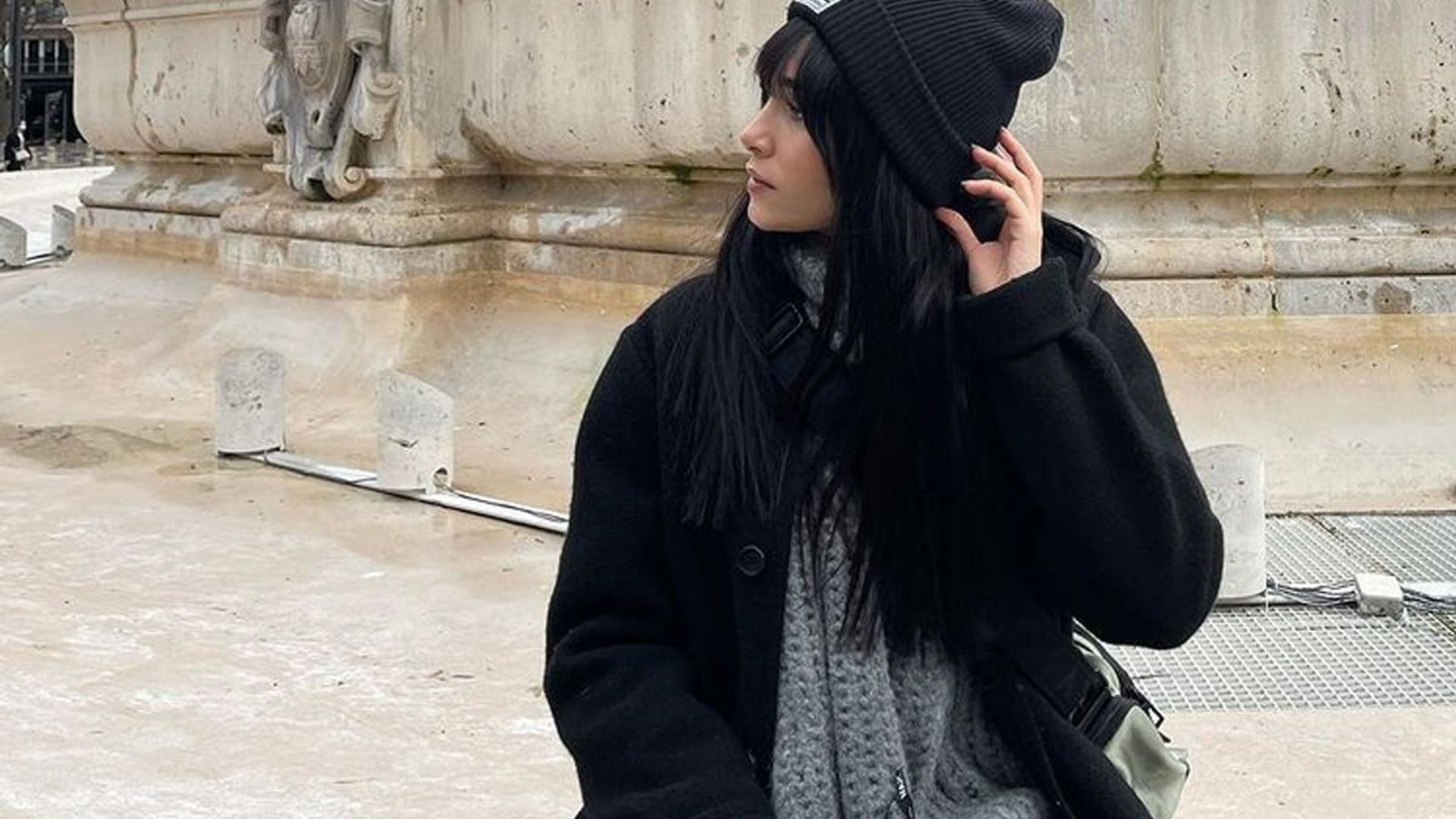 Aitana cambia la sudadera por la americana de tendencia que queda bien con pitillos y vaqueros anchos