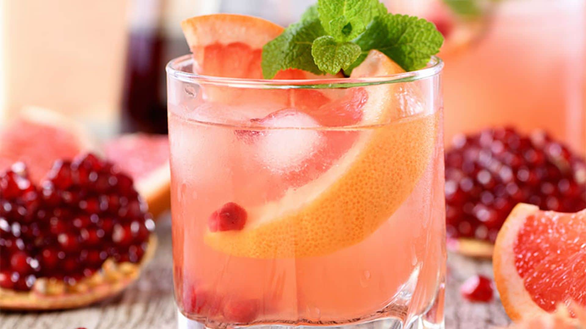 Cóctel de tequila, granada, melón y naranja sanguina