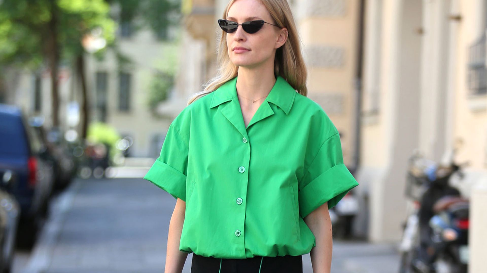Blusas y blusones tan elegantes como una camisa blanca que podrás llevar en días de (mucho) calor