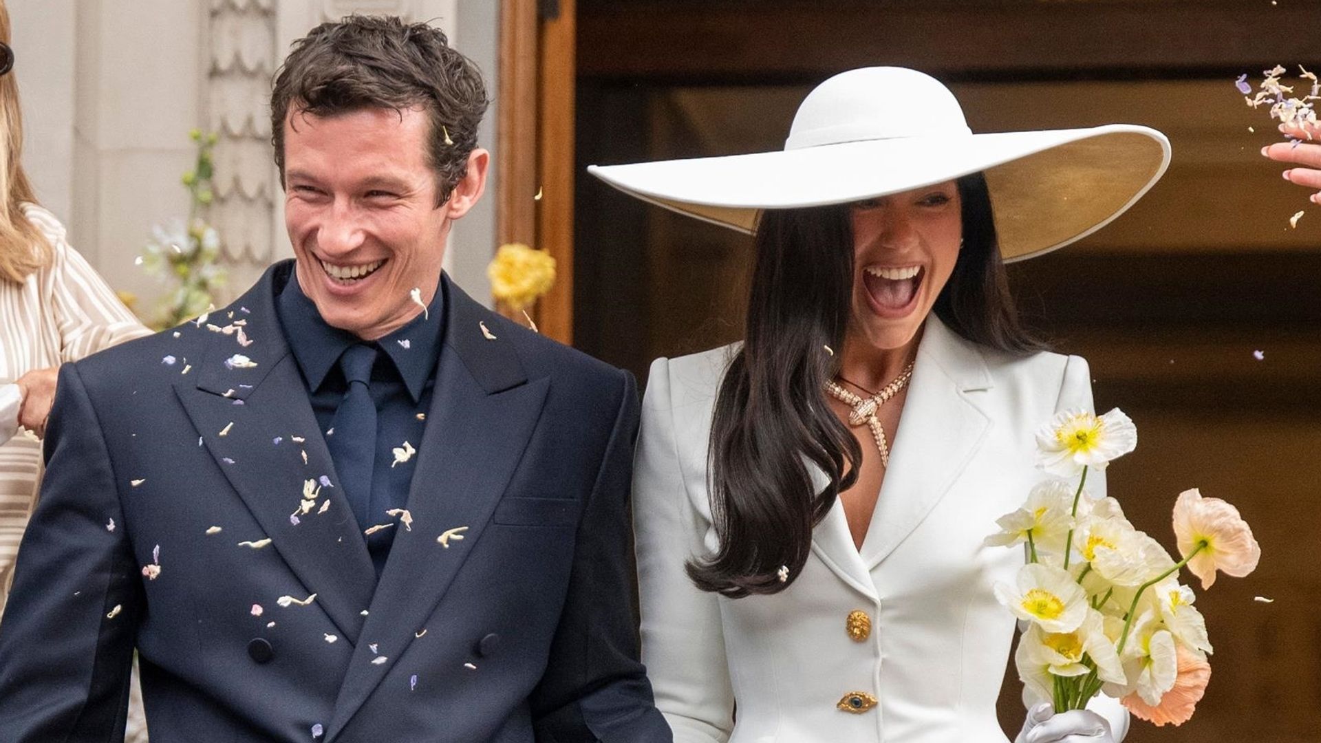 Dua Lipa y Callum Turner se casaron en una íntima ceremonia civil en el histórico Old Marylebone Town Hall de Londres el 31 de mayo.