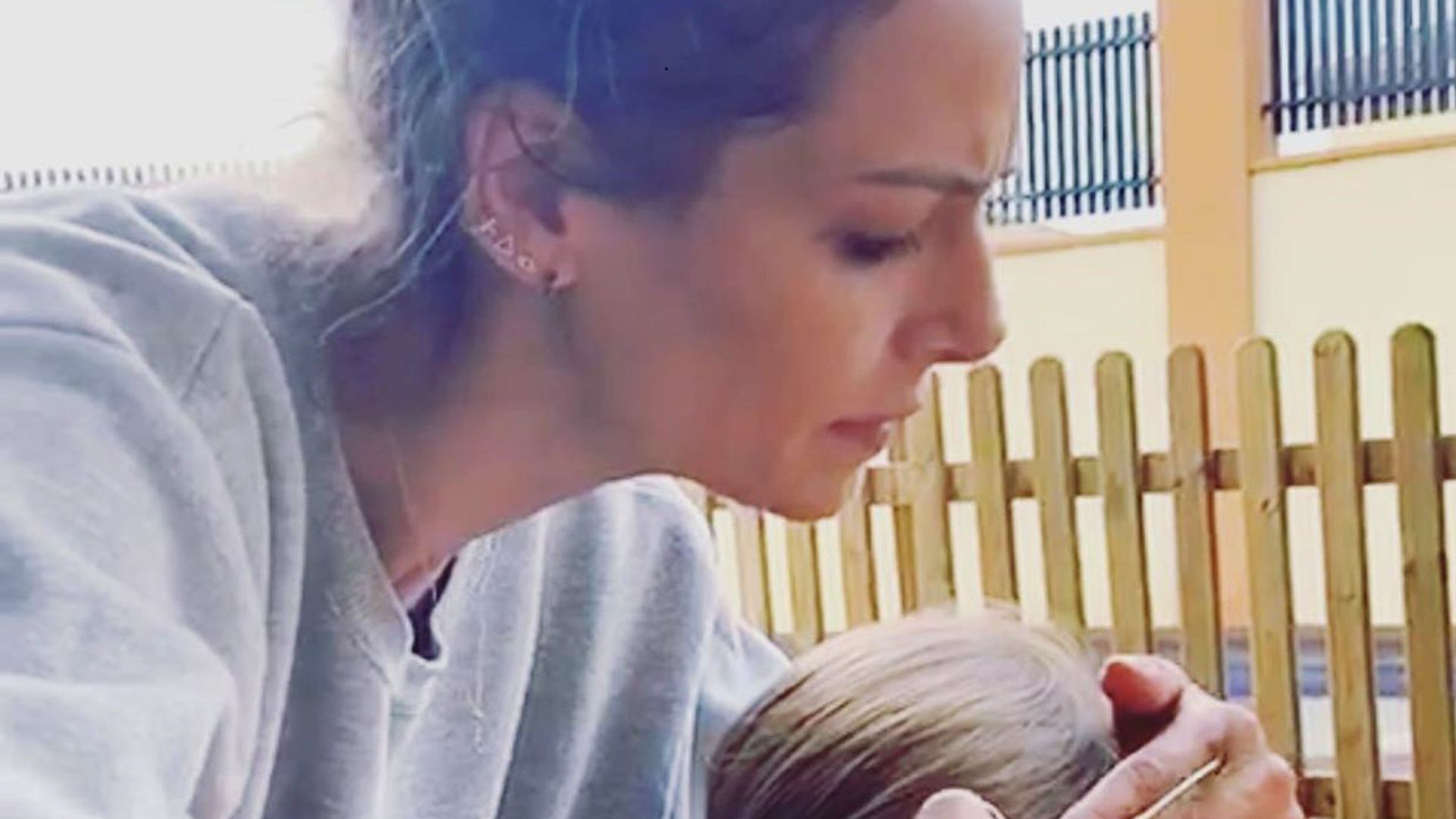 ¡Y ahora peluquera! Las dotes de Eva González con su hijo Cayetano durante la cuarentena