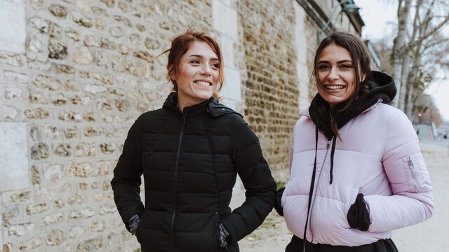 Dos amigas caminando en invierno