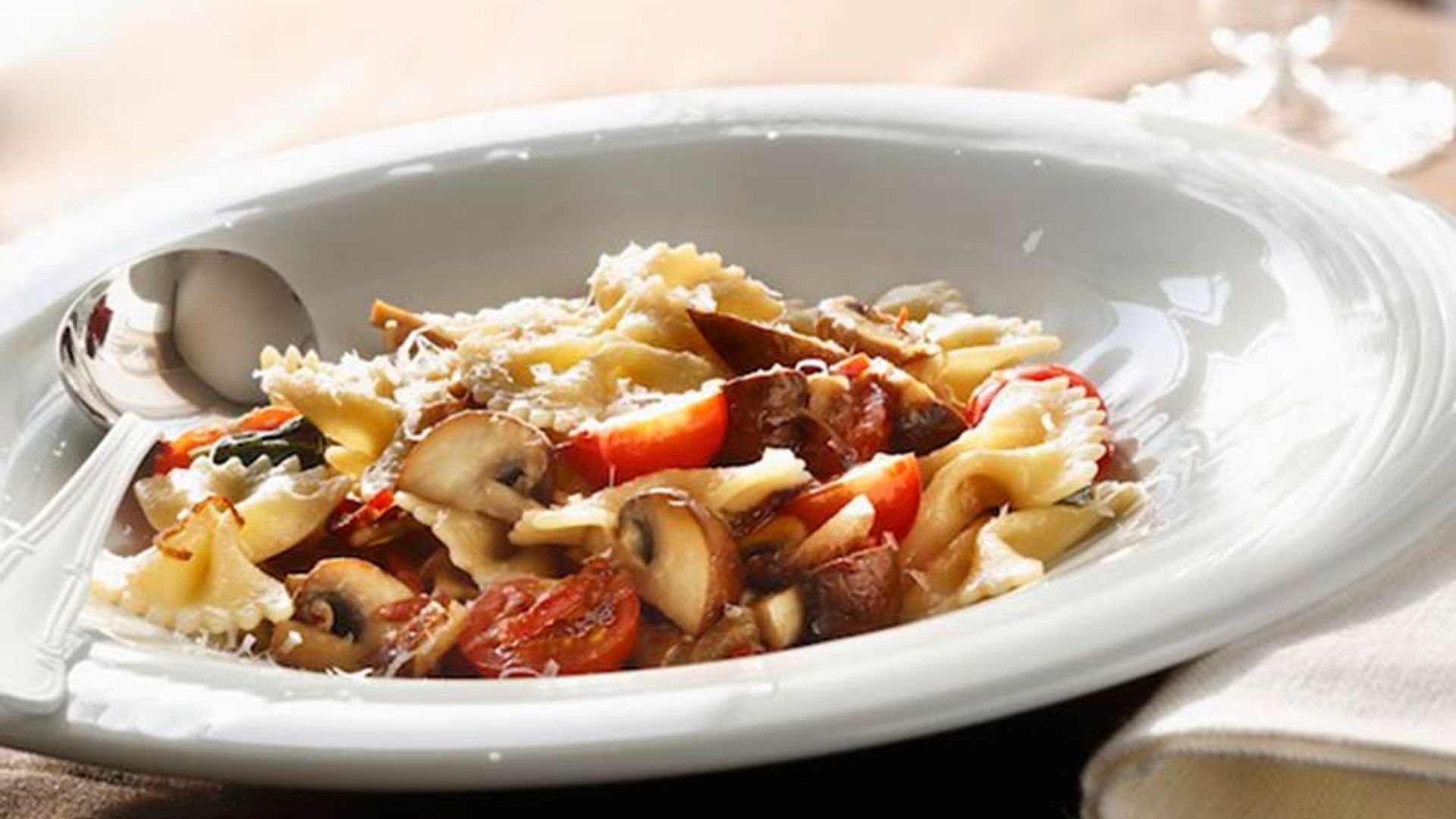 'Farfalle' con champiñones y salchichas
