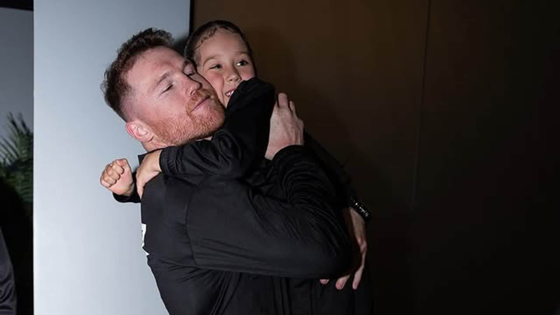 Fernanda Gómez y Marifer, los amuletos de la buena suerte para el 'Canelo' Álvarez en su pelea en Arabia Saudita