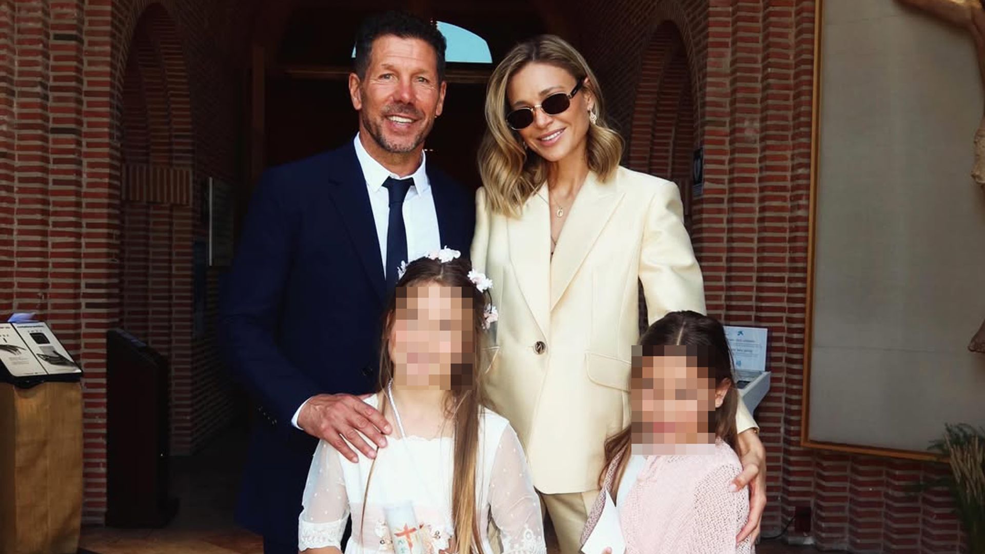 Diego Simeone y Carla Pereyra celebrando la primera comunión de su hija Francesca.