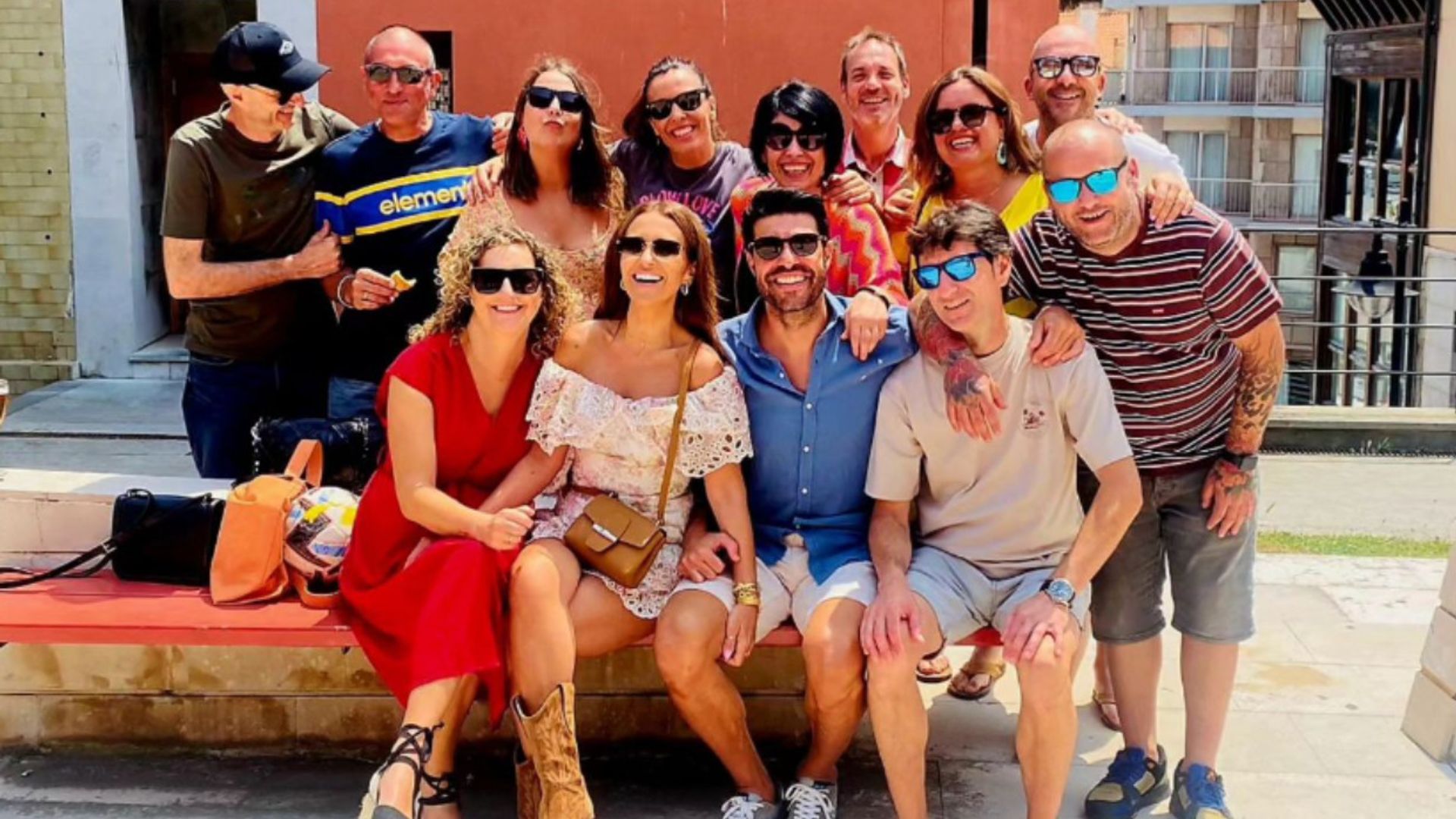 Paula Echevarría, exultante en su tierra junto a Miguel Torres, su hijo, y sus amigos 'de siempre'