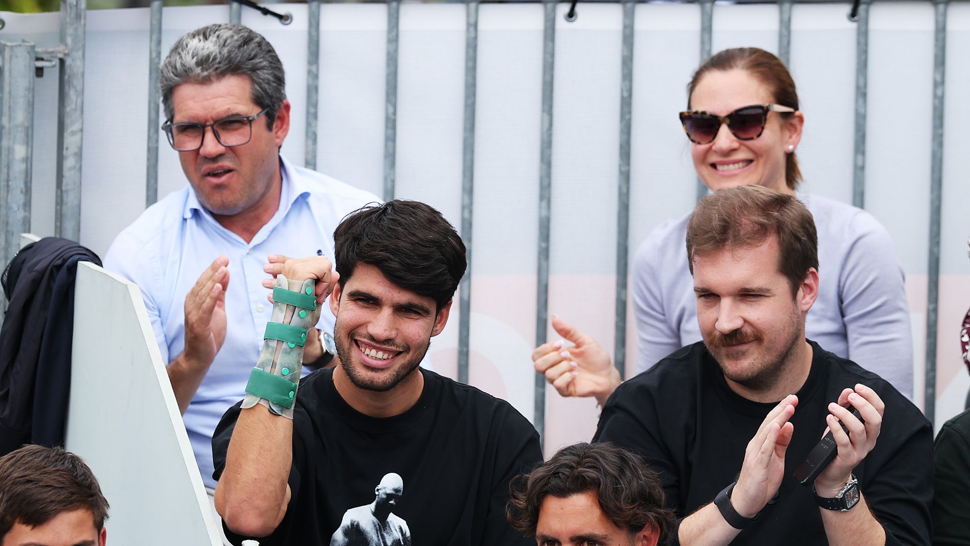 Carlos Alcaraz, acompañado de sus padres, anima a su hermano pequeño, Jaime, de 14 años, en el Mutua Madrid Open