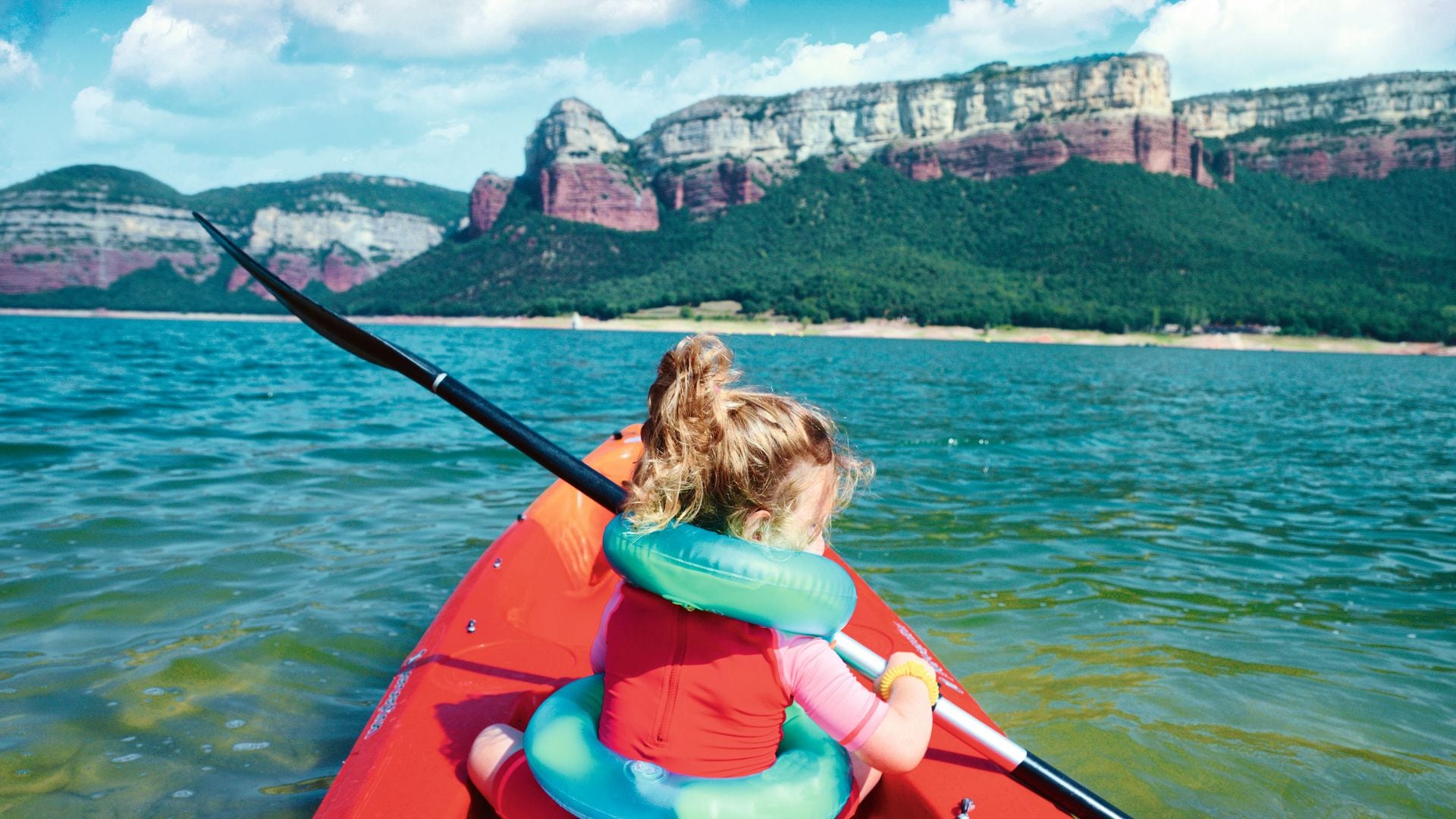 PANTANO DE SAU niña en kayak