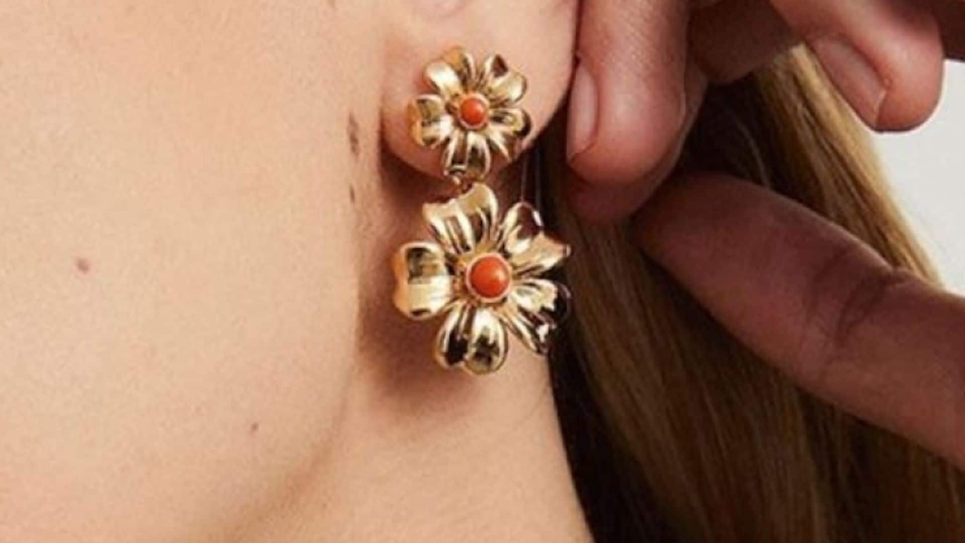 Las mejores ideas de accesorios para dar un giro radical a tus looks de invitada más sencillos