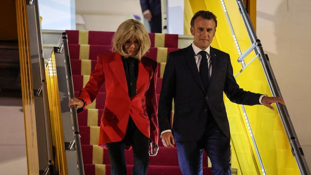 Emmanuel Macron y Brigitte Macron descienden del avión a su llegada al aeropuerto internacional Noi Bai, segundos después de su comentado episodio.