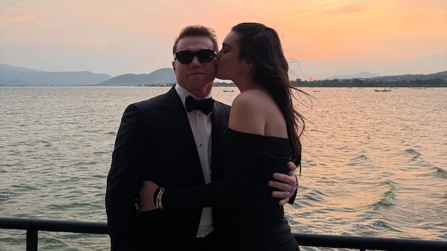 El Canelo y su hija Emily posaron elegantes con looks en negro, él de traje y ella de vestido con escote recto.