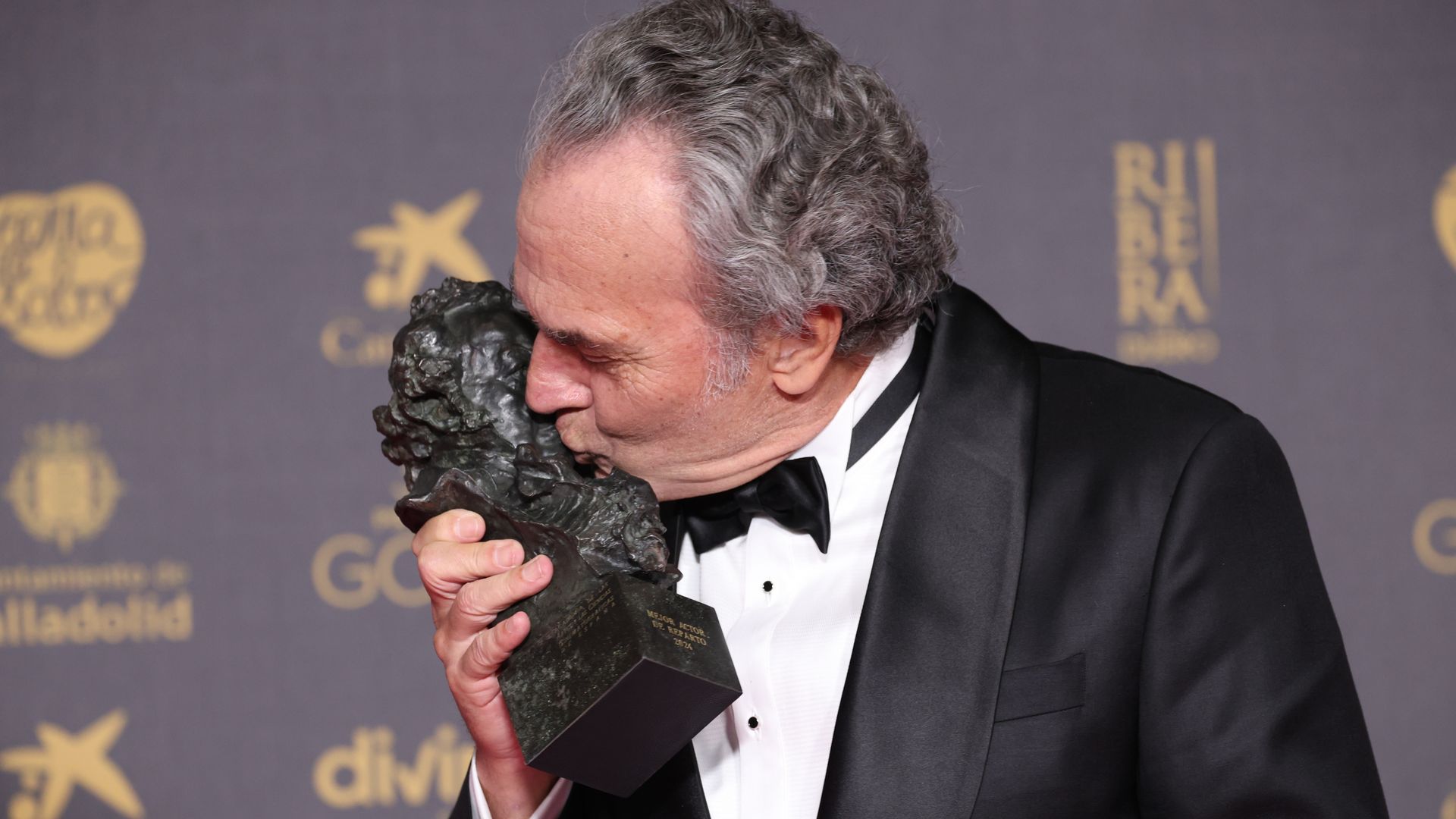 Coronado posa tras recibir el Goya a Mejor Actor de Reparto por Cerrar los ojos