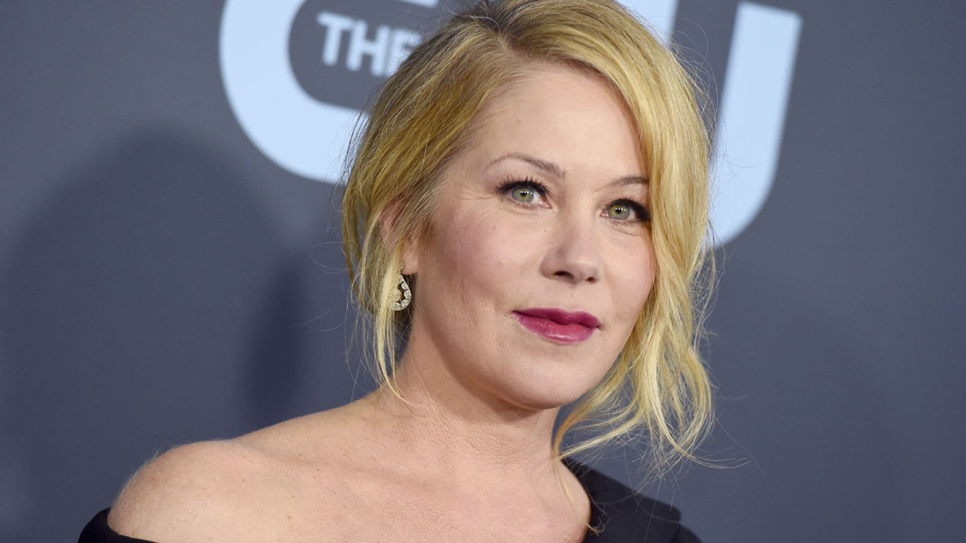 Christina Applegate cuenta cómo la esclerosis múltiple ha cambiado su vida: 'He engordado 18 kilos y no puedo caminar sin bastón'