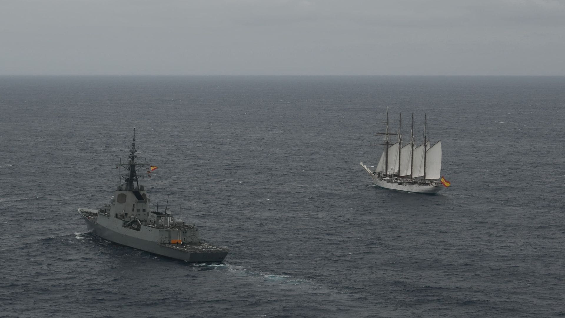 Así ha sido el transbordo de la princesa Leonor de la fragata Blas de Lezo a Elcano en fotos