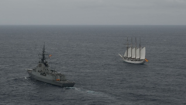 Elcano y la fragata Blas de Lezo en su encuentro en alta mar 