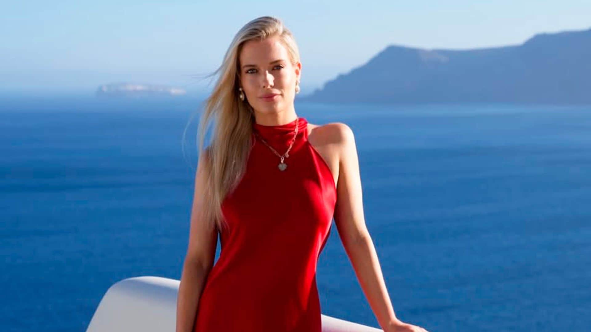 Eliza Spencer en Santorini con vestido rojo y chanclas