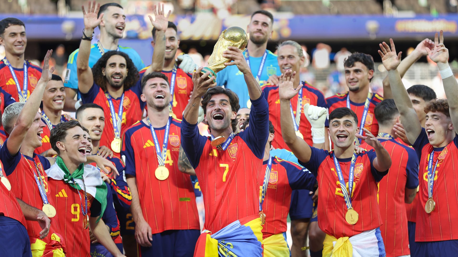 Los jugadores de la Selección española levantando la copa del Mundial 2026